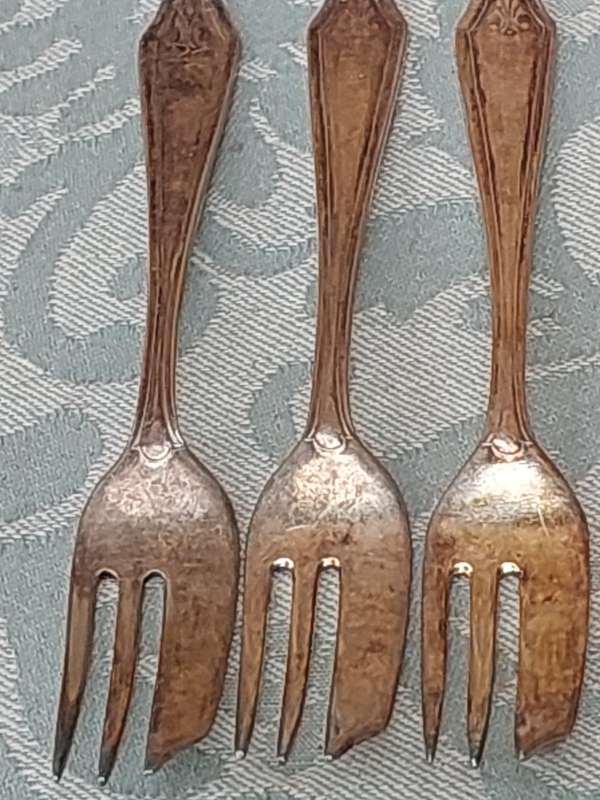 A SET OF 9 SHEFFIELD EPNS DESERT FORKS  SOLD AS IS