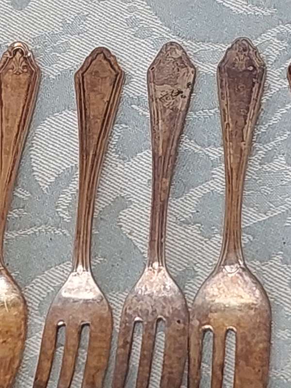 A SET OF 9 SHEFFIELD EPNS DESERT FORKS  SOLD AS IS