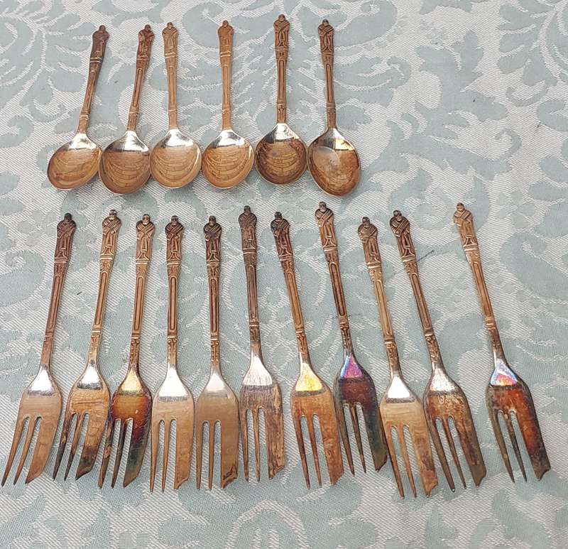 A VINTAGE SET OF 19 DESERT CUTLERY SOLD AS IS