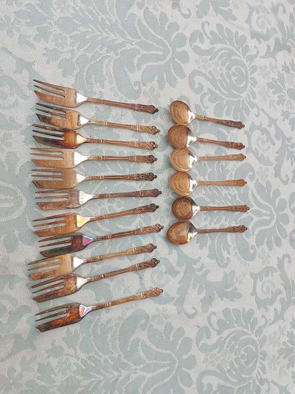 A VINTAGE SET OF 19 DESERT CUTLERY SOLD AS IS