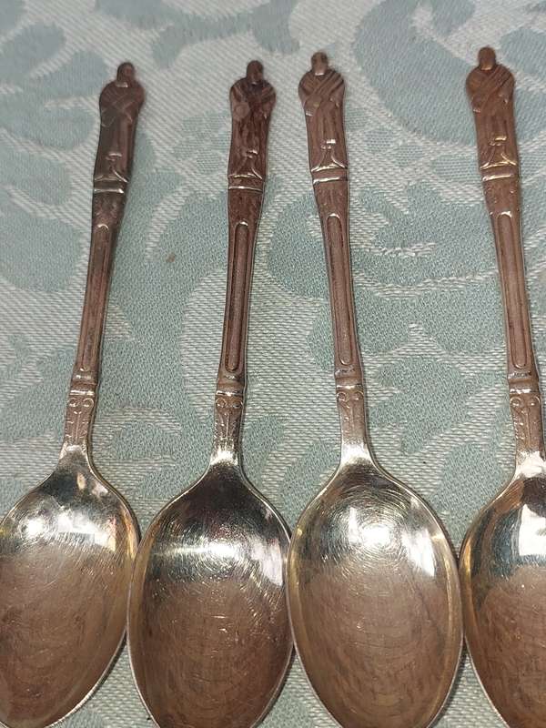 A VINTAGE SET OF 19 DESERT CUTLERY SOLD AS IS