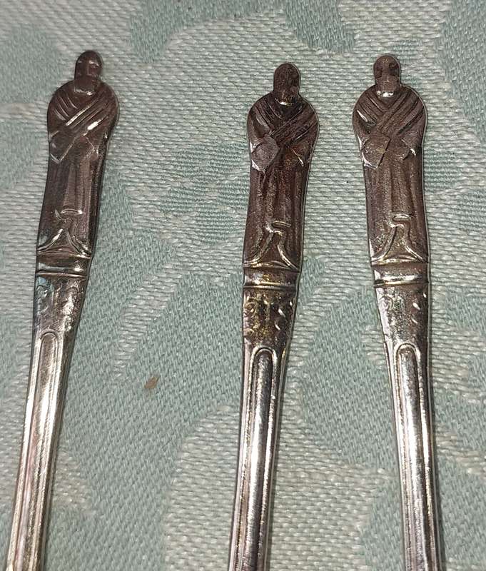A VINTAGE SET OF 19 DESERT CUTLERY SOLD AS IS