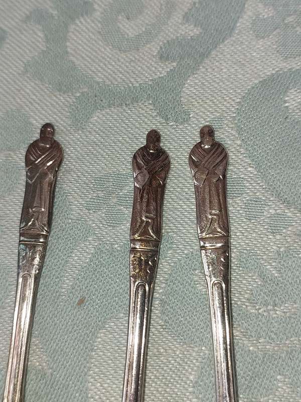 A VINTAGE SET OF 19 DESERT CUTLERY SOLD AS IS