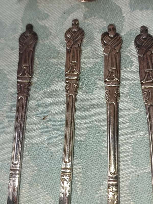 A VINTAGE SET OF 19 DESERT CUTLERY SOLD AS IS