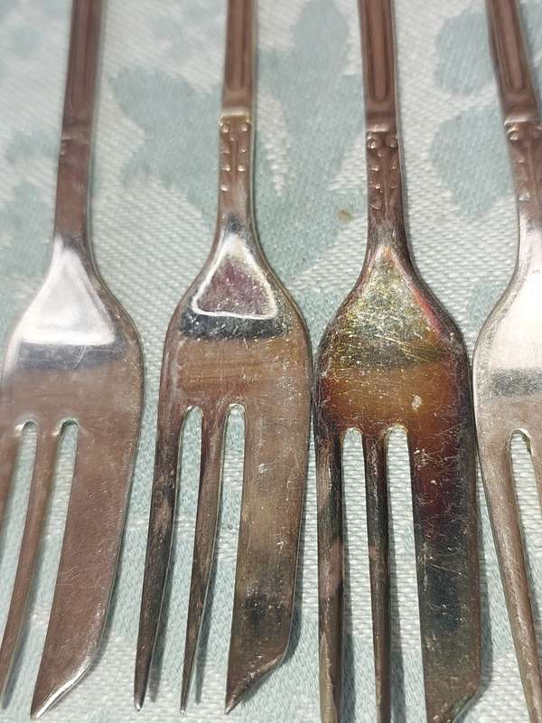 A VINTAGE SET OF 19 DESERT CUTLERY SOLD AS IS