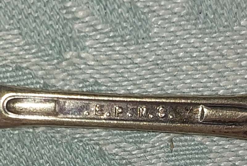A VINTAGE SET OF 19 DESERT CUTLERY SOLD AS IS
