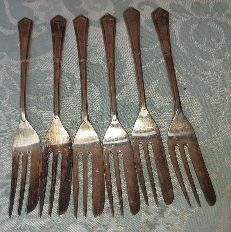 A VINTAGE SET OF 6 EPNS CAKE  FORKS