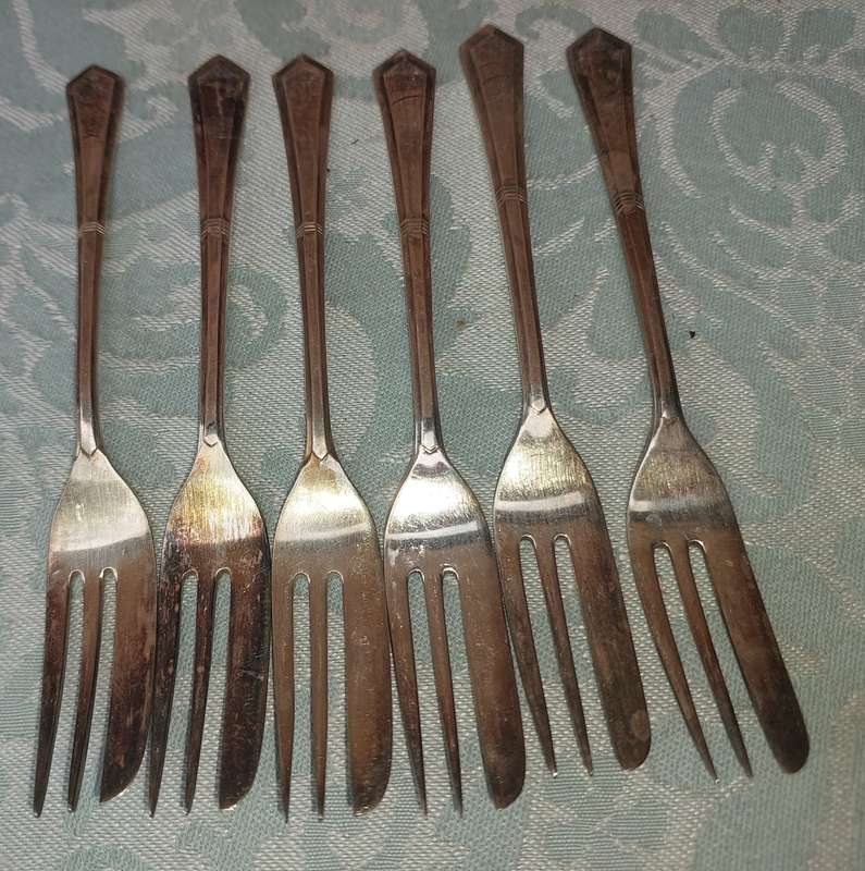 A VINTAGE SET OF 6 EPNS DESERT FORKS SOLD AS IS R200