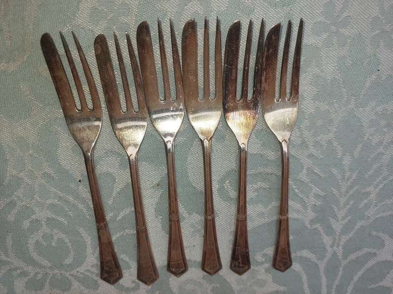 A VINTAGE SET OF 6 EPNS DESERT FORKS SOLD AS IS R200