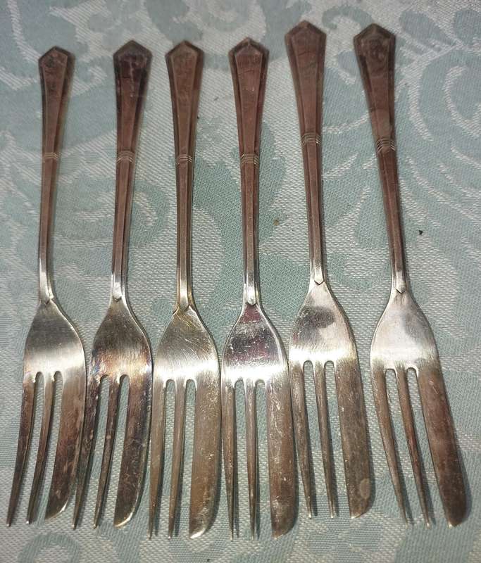 A VINTAGE SET OF 6 EPNS CAKE  FORKS