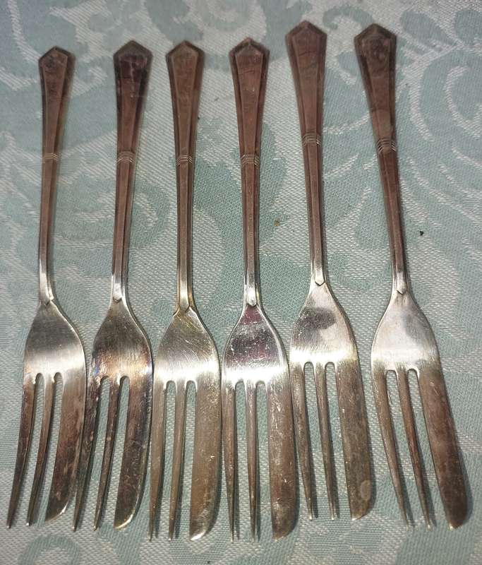 A VINTAGE SET OF 6 EPNS DESERT FORKS SOLD AS IS R200