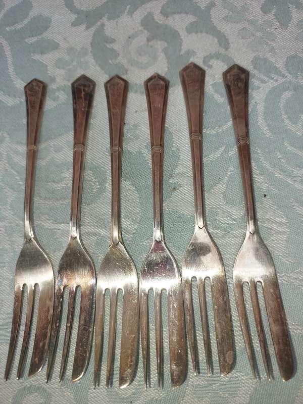 A VINTAGE SET OF 6 EPNS CAKE  FORKS