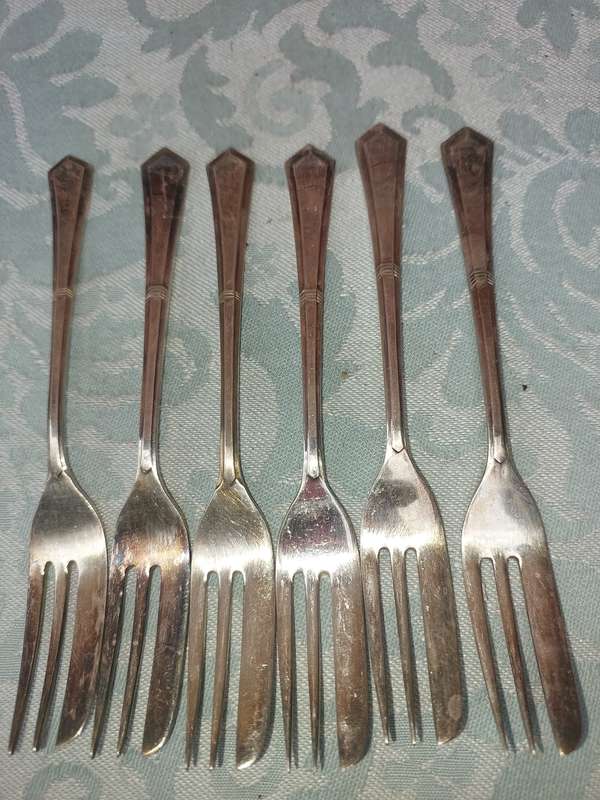 A VINTAGE SET OF 6 EPNS DESERT FORKS SOLD AS IS R200