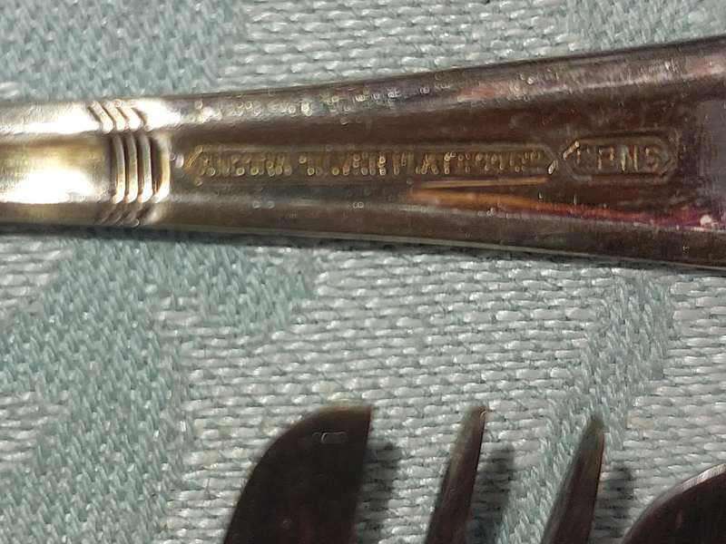 A VINTAGE SET OF 6 EPNS CAKE  FORKS