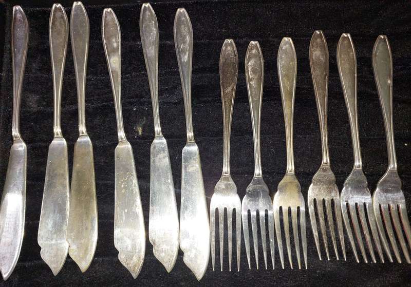 A SET OF 12 EPNS FISH KNIFE AND FORK SET SOLD AS IS