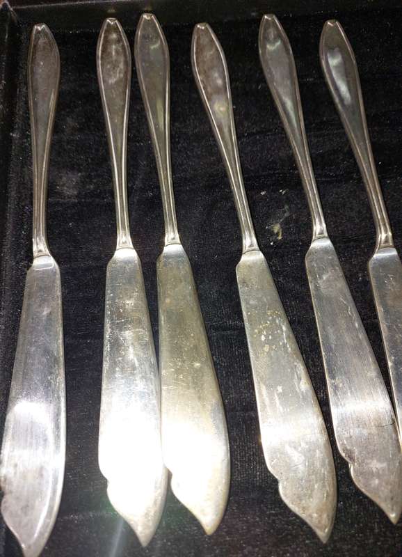 A SET OF 12 EPNS FISH KNIFE AND FORK SET SOLD AS IS