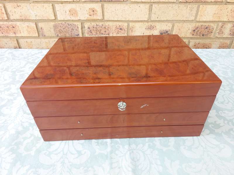 A BEAUTIFULL BURL VENEER WOODEN JEWELRY BOX