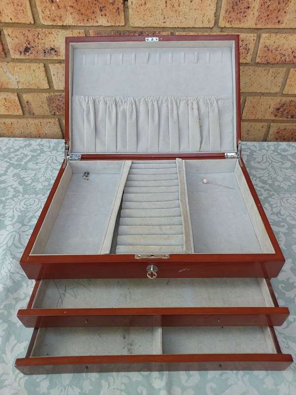 A BEAUTIFULL BURL VENEER WOODEN JEWELRY BOX
