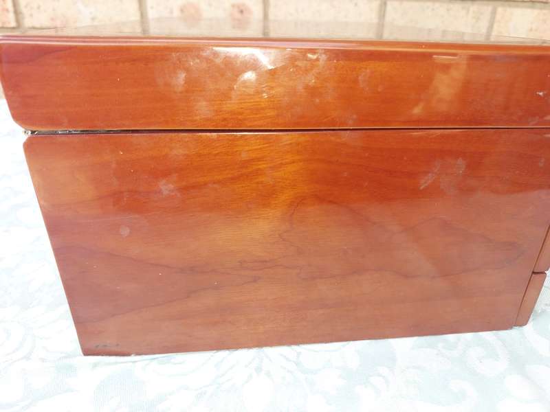 A BEAUTIFULL BURL VENEER WOODEN JEWELRY BOX