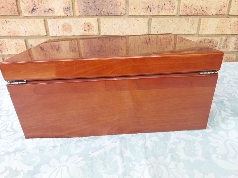 A BEAUTIFULL BURL VENEER WOODEN JEWELRY BOX
