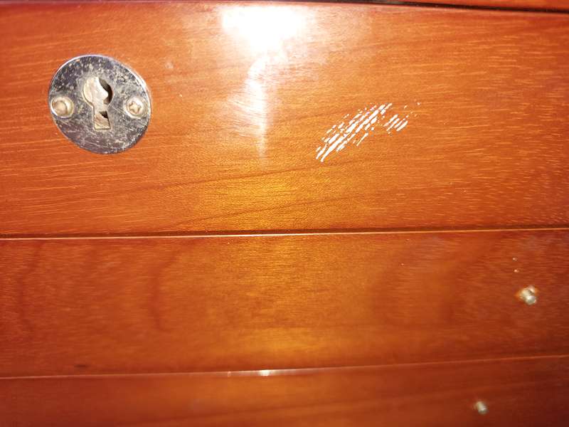 A BEAUTIFULL BURL VENEER WOODEN JEWELRY BOX