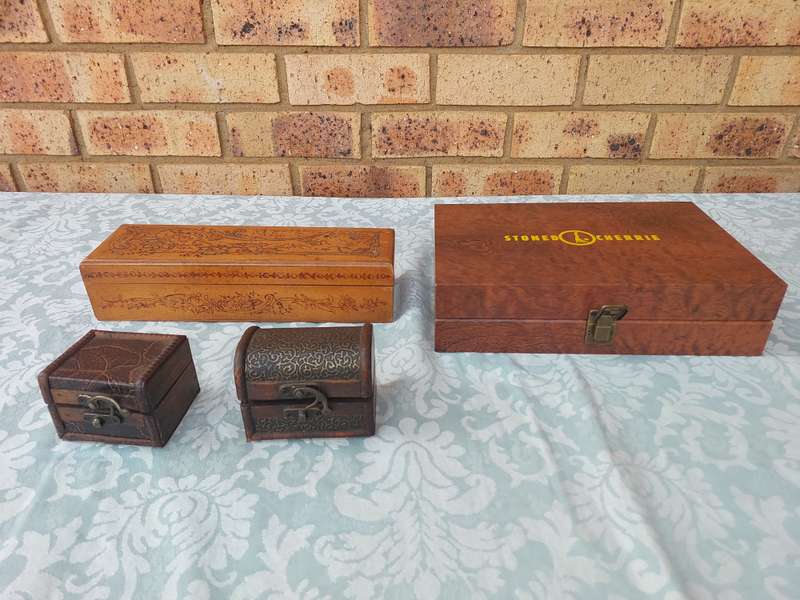 A JOBLOT COLLECTION OF WOODEN CARVED JEWELRY BOXES SOLD AS IS
