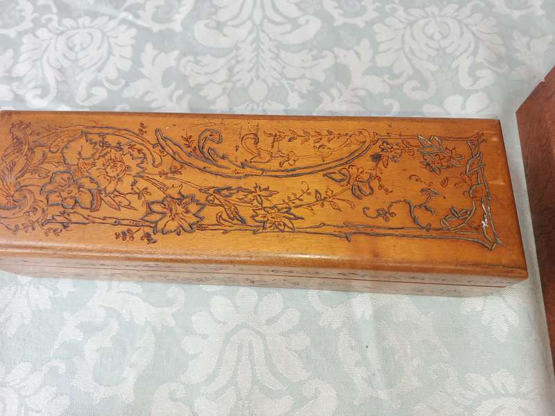 A JOBLOT COLLECTION OF WOODEN CARVED JEWELRY BOXES SOLD AS IS
