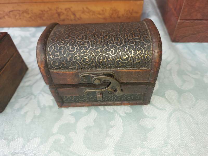 A JOBLOT COLLECTION OF WOODEN CARVED JEWELRY BOXES SOLD AS IS
