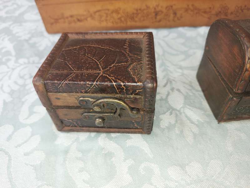 A JOBLOT COLLECTION OF WOODEN CARVED JEWELRY BOXES SOLD AS IS