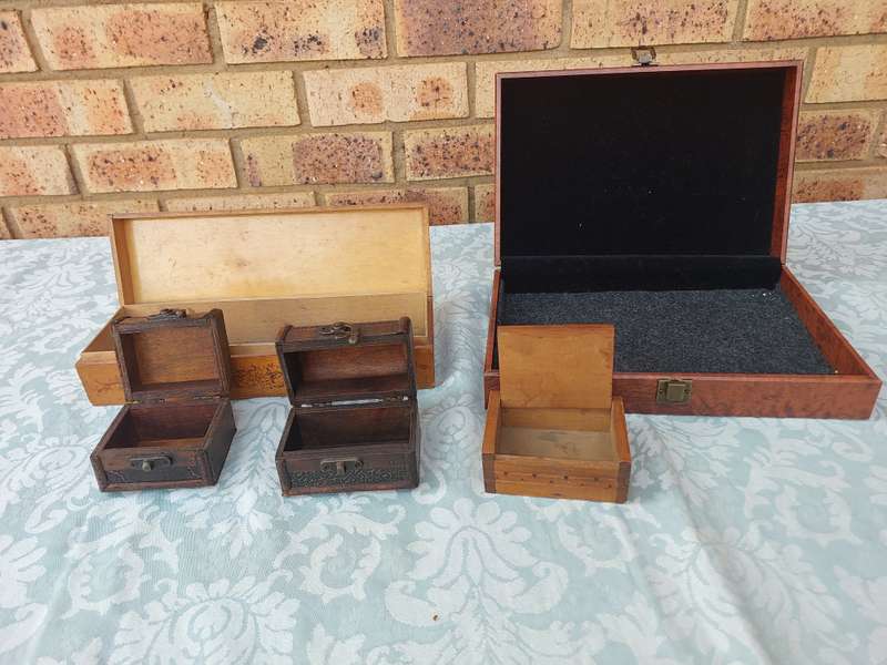 A JOBLOT COLLECTION OF WOODEN CARVED JEWELRY BOXES SOLD AS IS