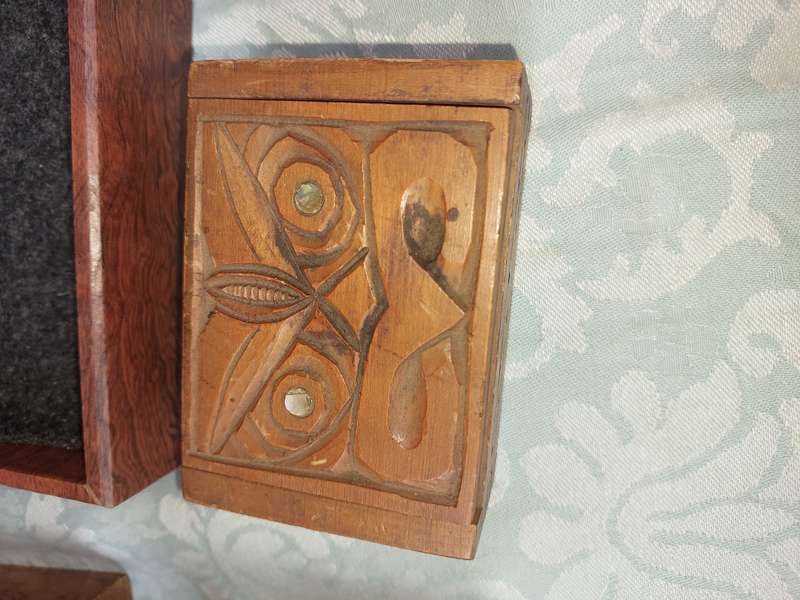 A JOBLOT COLLECTION OF WOODEN CARVED JEWELRY BOXES SOLD AS IS