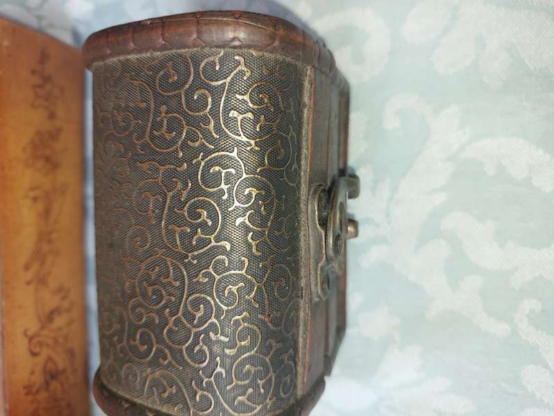 A JOBLOT COLLECTION OF WOODEN CARVED JEWELRY BOXES SOLD AS IS