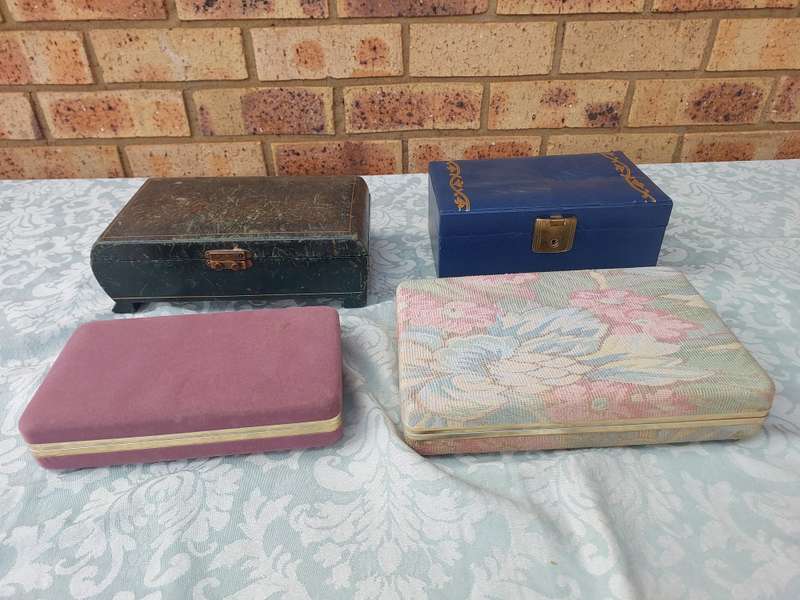 A COLLECTION OF VINTAGE JEWELRY BOXES SOLD AS IS