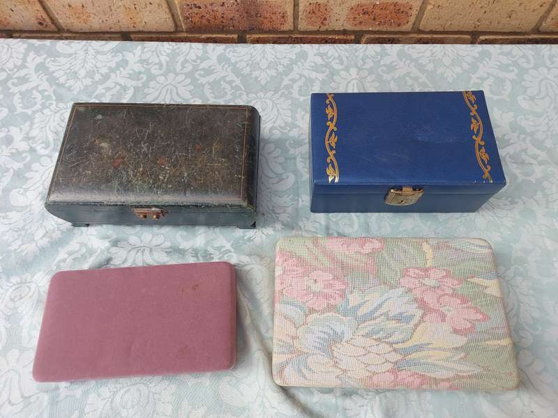 A COLLECTION OF VINTAGE JEWELRY BOXES SOLD AS IS