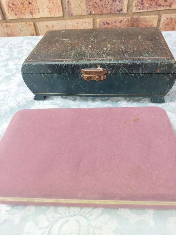 A COLLECTION OF VINTAGE JEWELRY BOXES SOLD AS IS