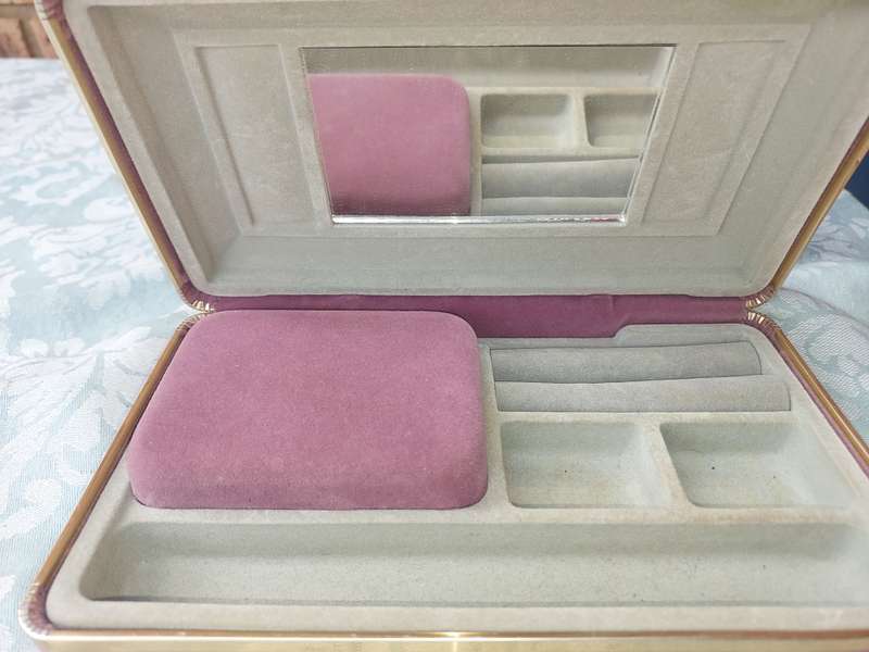 A COLLECTION OF VINTAGE JEWELRY BOXES SOLD AS IS