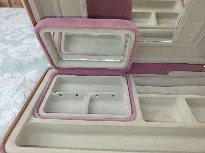 A COLLECTION OF VINTAGE JEWELRY BOXES SOLD AS IS