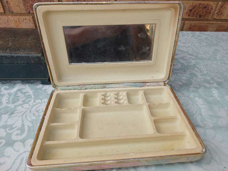 A COLLECTION OF VINTAGE JEWELRY BOXES SOLD AS IS