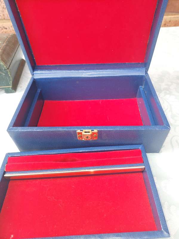 A COLLECTION OF VINTAGE JEWELRY BOXES SOLD AS IS