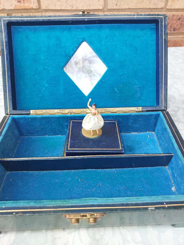 A COLLECTION OF VINTAGE JEWELRY BOXES SOLD AS IS