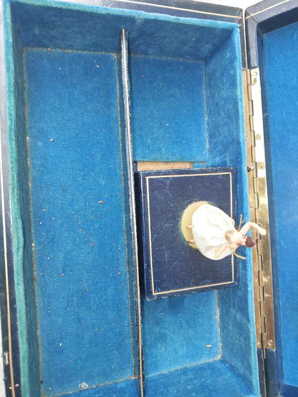 A COLLECTION OF VINTAGE JEWELRY BOXES SOLD AS IS