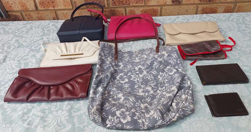A JOBLOT COLLECTION CLUTCH BAGS AND PURSES SOLD AS IS R450