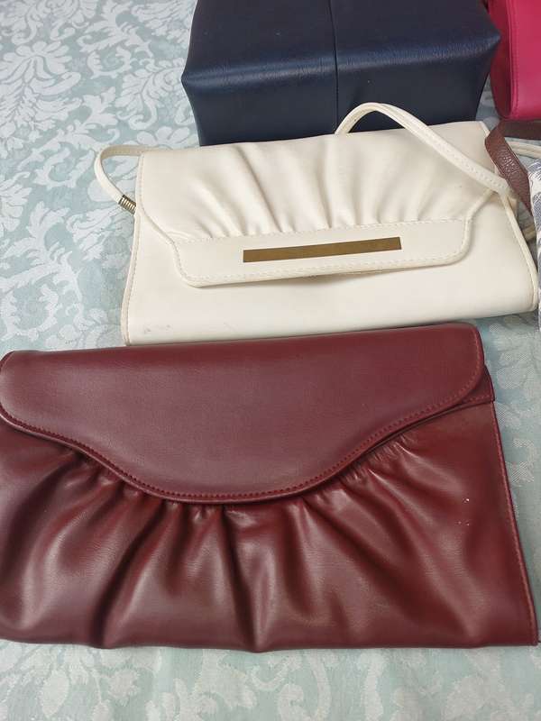 A JOBLOT COLLECTION CLUTCH BAGS AND PURSES SOLD AS IS R450