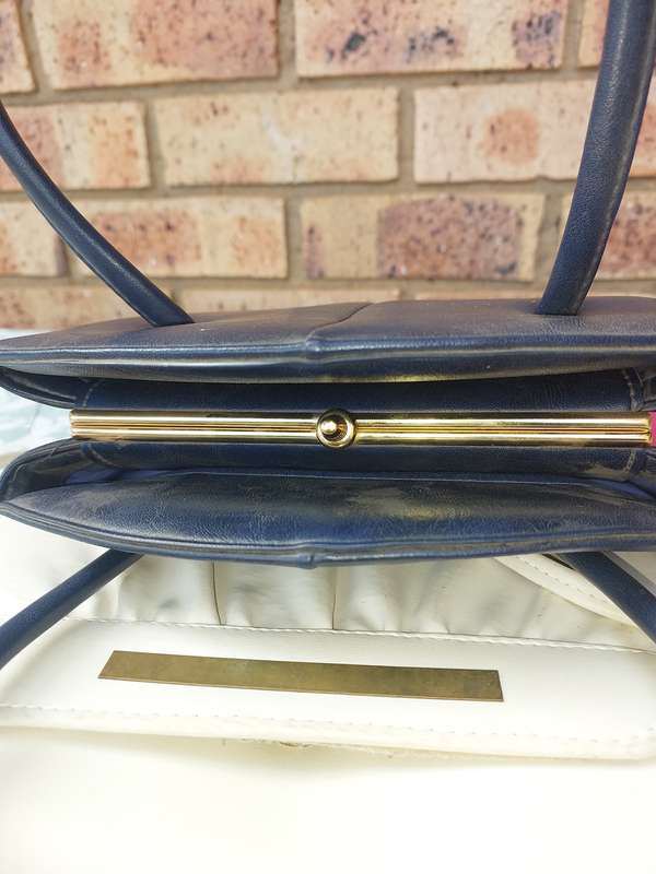 A JOBLOT COLLECTION CLUTCH BAGS AND PURSES SOLD AS IS R450