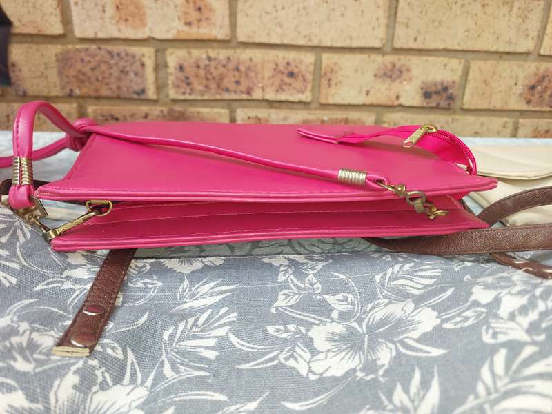A JOBLOT COLLECTION CLUTCH BAGS AND PURSES SOLD AS IS R450