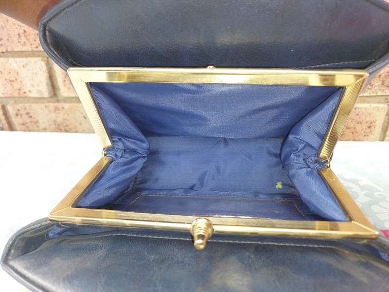 A JOBLOT COLLECTION CLUTCH BAGS AND PURSES SOLD AS IS R450