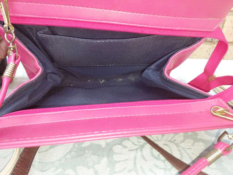 A JOBLOT COLLECTION CLUTCH BAGS AND PURSES SOLD AS IS R450