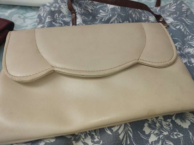 A JOBLOT COLLECTION CLUTCH BAGS AND PURSES SOLD AS IS R450