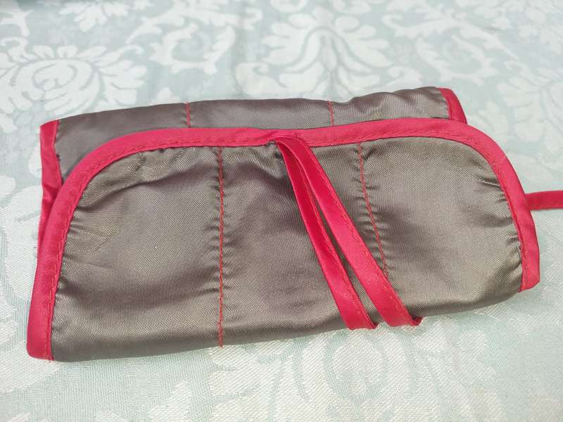 A JOBLOT COLLECTION CLUTCH BAGS AND PURSES SOLD AS IS R450