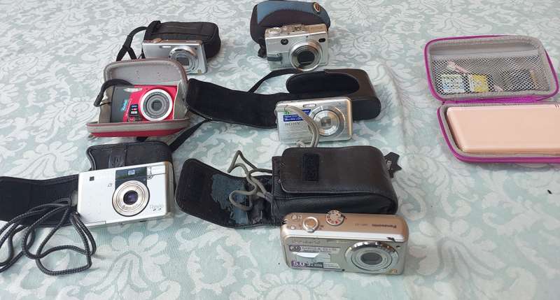 A JOBLOT POCKET CAMERAS AND A NINTENDO GAME WITH ALL THE GAMES SOLD AS IS NOT TESTED